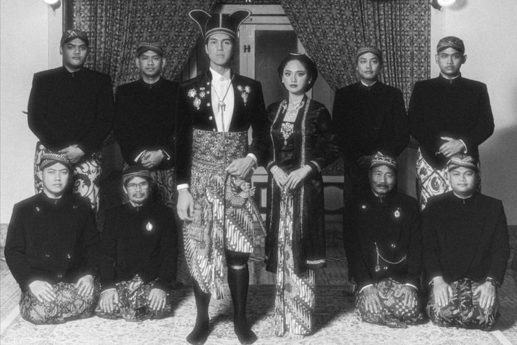 Detail style prewedding Syifa Hadju dan El Rumi tampil elegan dalam nuansa royal Jawa, dari kebaya klasik hingga aksesori emas yang berkelas.
