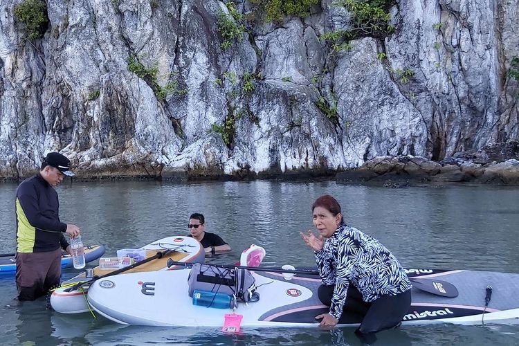 Menteri Kelautan dan Perikanan Susi Pudjiastuti menikmati kopi usai berolahraga paddle board di dekat pulau kecil di pantai Sujung, Natuna, Kepulauan Riau, Selasa (8/9/2019).