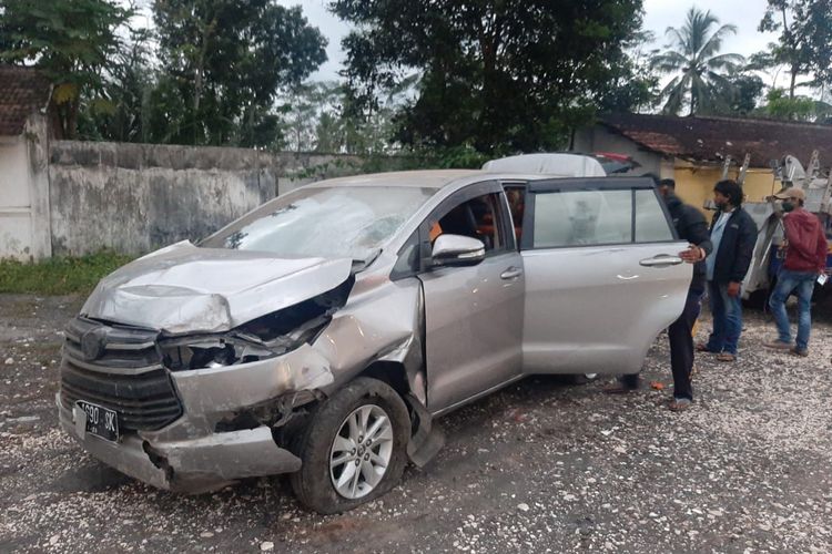 Mobil innova yang alami kecelakaan maut di Kedungjajang, Kabupaten Lumajang, Senin (21/2/2022)
