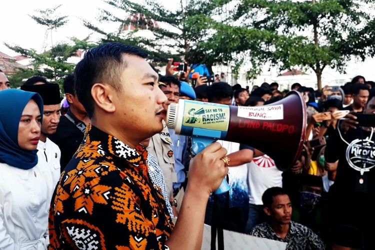 Anggota DPRD Kota Palopo, memberi dukungan kepada mahasiswa yang berunjuk rasa menolak Undang-undang KPK dan Bubarkan BPJS Kesehatan serta RKUHP, Rabu (25/09/2019)