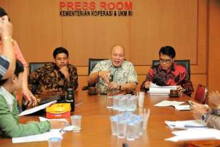 Deputi Bidang Pengembangan Sumber Daya Manusia (SDM) Kementerian Koperasi dan UKM Prakoso BS (tengah) saat jumpa pers di Kantor Kementerian Koperasi dan UKM Kuningan, Jakarta, Rabu (11/1/2017).