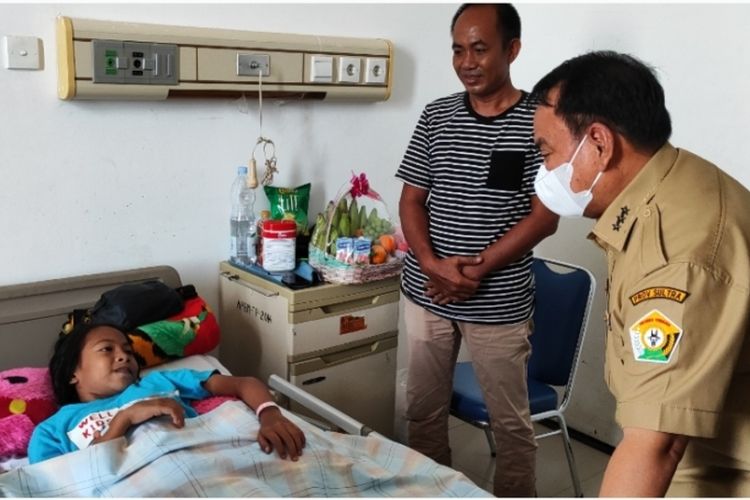 Pj Gubernur Sultra Andap Budhi Revianto langsung membesuk pasien DBD di Rumah Sakit Bahteramas di Kendari