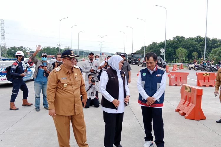 Khofifah dan Timbul Prihanjoko meninjau kesiapan pintu gerbang tol Gending Kabupaten Probolinggo sebelum digunakan pemudik. 