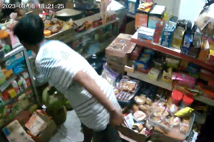 Laki-laki berkumis yang mencuri tabung elpiji 3 kilogram di warung milik Een di Jatinegara, Jakarta Timur, Minggu (6/8/2023).