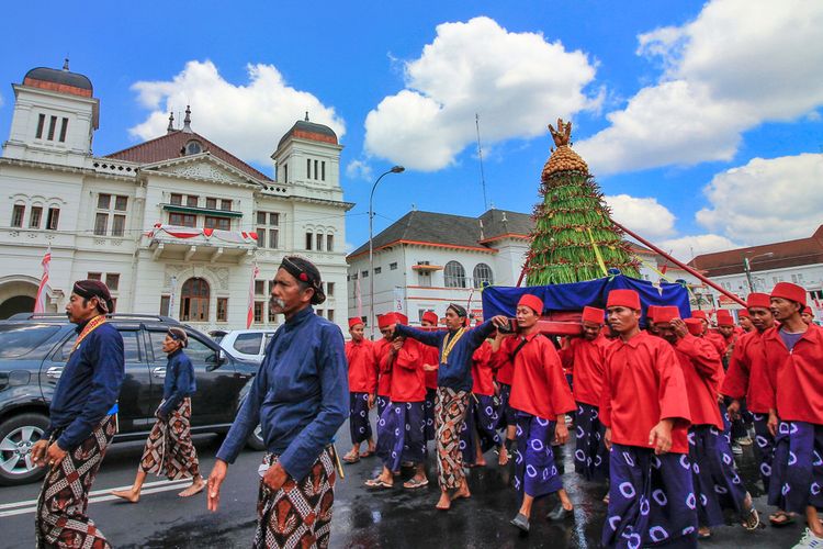 Iring-iringan para bregada membawa gunungan dalam rangkaian tradisi Grebeg Besar Keraton Yogyakarta di tahun 2018.