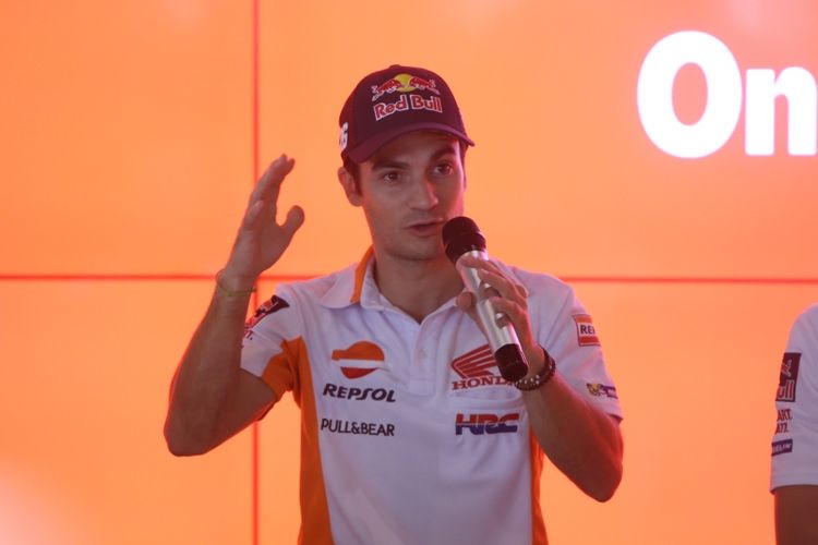 Pebalap Repsol Honda Team, Dani Pedrosa saat di Astra Biz Center, BSD, Tangerang, Selasa (17/10/2017). Pebalap tim Repsol Honda ini menyebarkan virus keselamatan berkendara kepada generasi muda di Tanah Air melalui kampanye #cari_aman yang diadakan PT Astra Honda Motor.