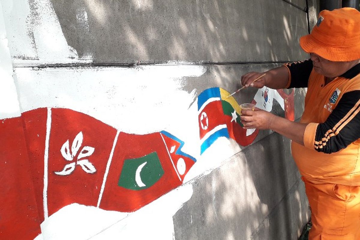 Mural bertema Asian Games 2018 hasil karya petugas Penanganan Prasarana dan Sarana Umum (PPSU) Kelurahan Slipi, Jakarta Barat, terlihat di tembok Jalan Letjen S Parman, Jumat (3/8/2018).