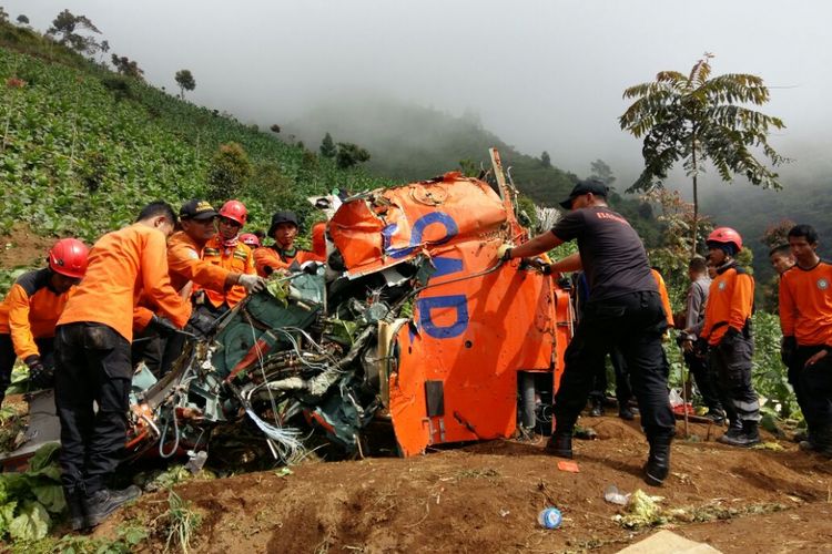 Proses evakuasi potongan badan Helikopter Basarnas yang jatuh di perbukitan Butak, Canggal, Candiroto, Temanggung, Kamis (6/7/2017).