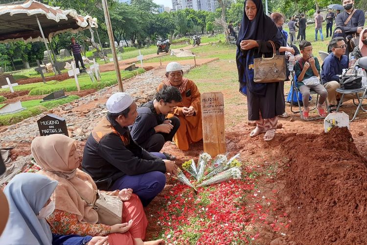 Pesinetron Iqbal Pakula dimakamkan di TPU Menteng Pulo, Jakarta Selatan pada Selasa (25/4/2023).