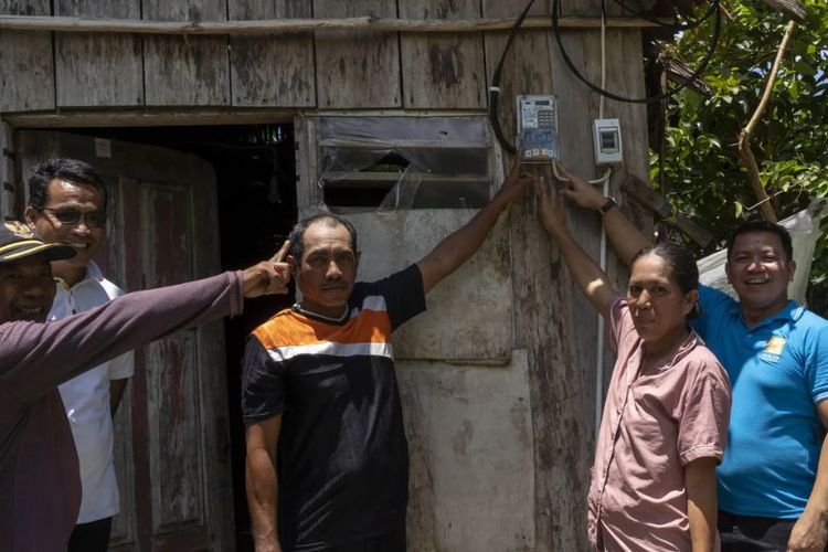 Pemberian bantuan pemasangan listrik di Dusun Tabuji, Desa Baru, Kecamatan Obi, Kabupaten Halmahera Selatan disalurkan ke 36 bangunan dengan 34 di antaranya adalah rumah warga yang tidak mampu.
