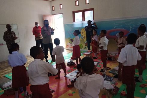 Kunjungi Sanggar Baca di Perbatasan RI-PNG, Wakapolda Papua Ajak Anak-anak Semangat Belajar