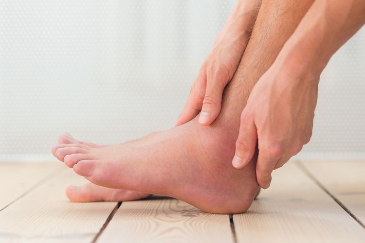 Pembengkakan di area kaki adalah salah satu dari ciri-ciri kolesterol tinggi di kaki yang perlu diwaspadai.