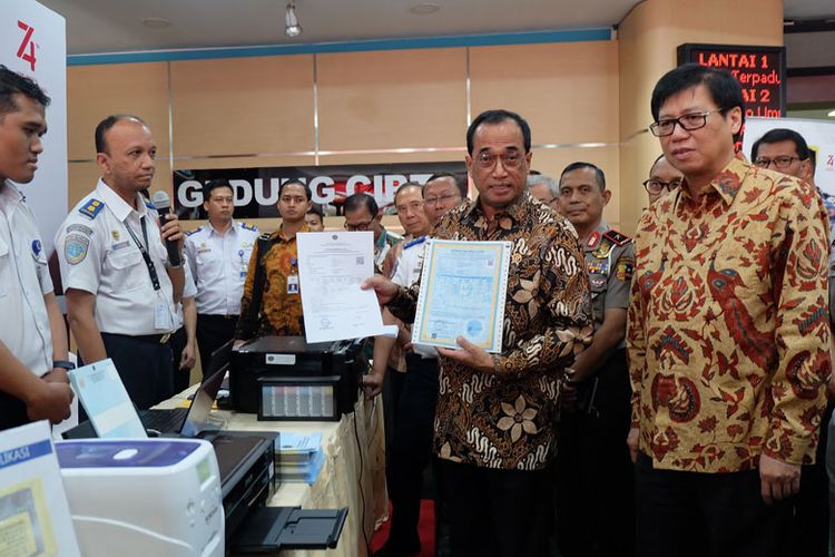 Menteri Perhubungan Budi Karya Sumadi didampingi Ketua AISI Johanes Loman menunjukkan perbedaan SRUT dan E-SRUT