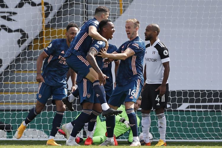 Bek Arsenal Gabriel Magalhaes (tengah) berselebrasi usai mencetak gol ke gawang Fulham pada pekan perdana Liga Inggris 2020-2021 di Stadion Craven Cottage, Sabtu (12/9/2020). 