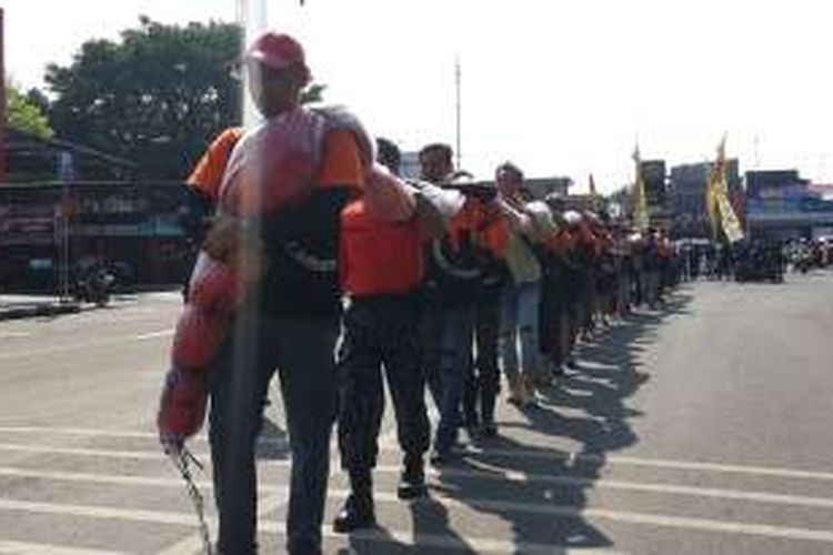 Sejumlah anggota Komunitas Cansabalas Adventure Team, Kota Batu, Jawa Timur saat membawa bendera ukuran 1.000 meter persegi untuk dibentangkan di Gunung Panderman, Selasa (16/8/2016)