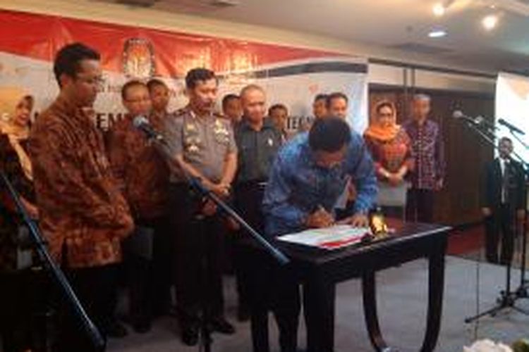 Sri Sultan saat menandatangani deklarasi kampanye damai di Hotel Santika Yogyakarta