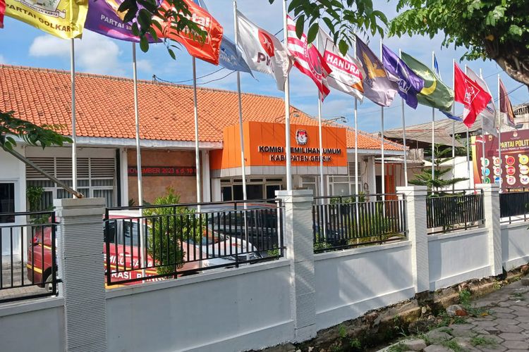 Kantor Komisi Pemilihan Umum (KPU) Gresik yang berada di Jalan Raya Dr Wahidin Sudirohusodo, Kecamatan Kebomas, Gresik, Jawa Timur.