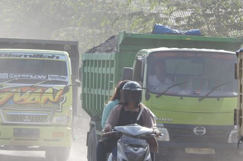 Pengendara Keluhkan Debu Truk Pasir di Lumajang Berhamburan, Satpol PP Turun Tangan