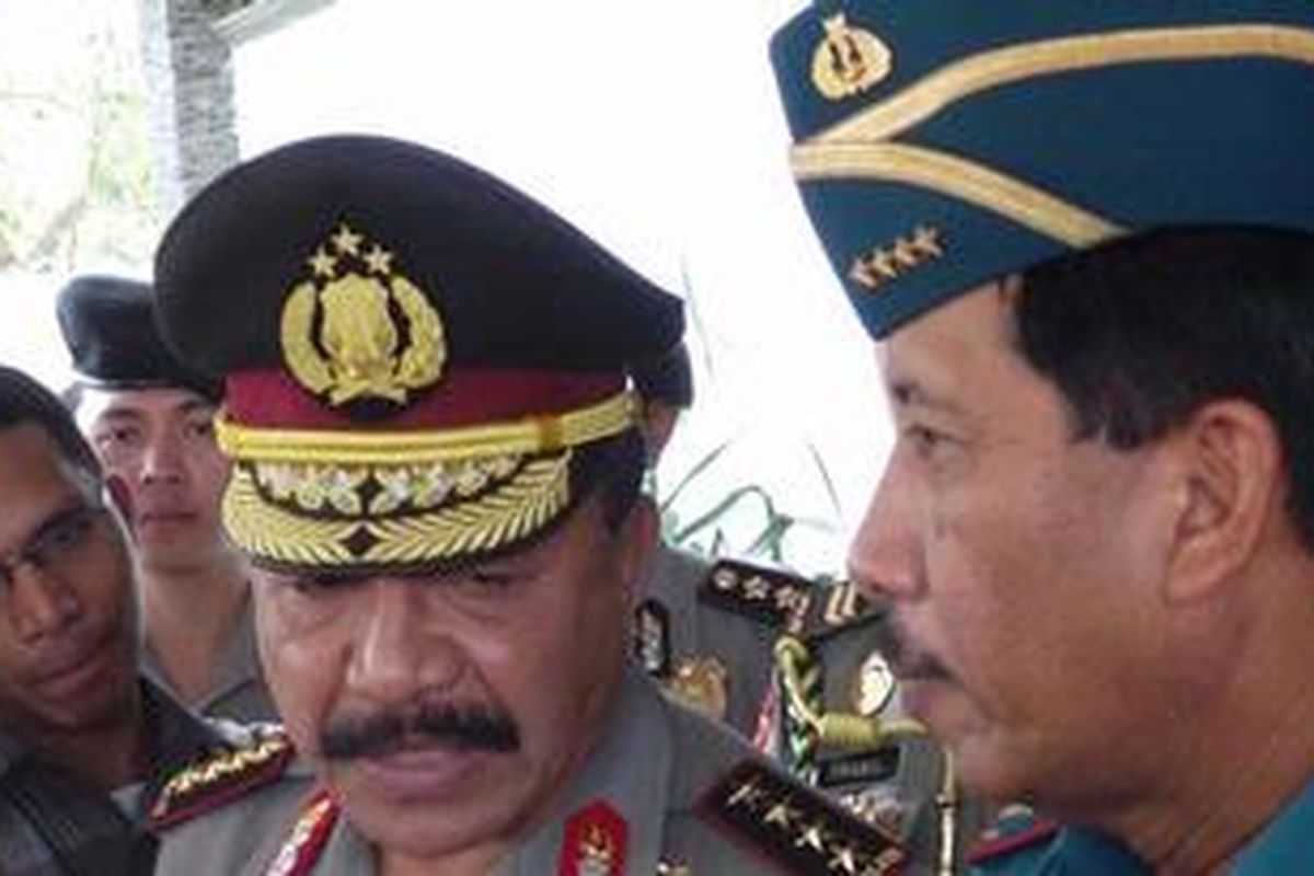 Kapolri Jenderal Timur Pradopo (kiri) dan Panglima TNI Laksamana Agus Suhartono (kanan).