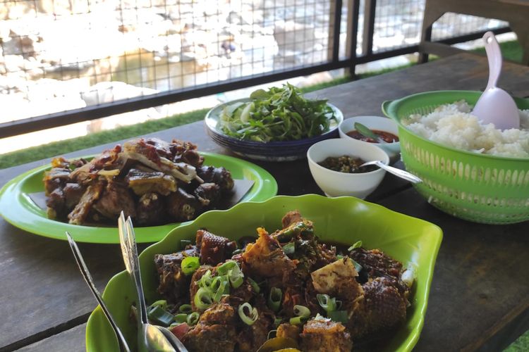 Rehat di Warung Mbak Ngatri, Lezatnya Rica Entog di Bibir Sungai dan Suguhan Pegunungan Muria Kudus