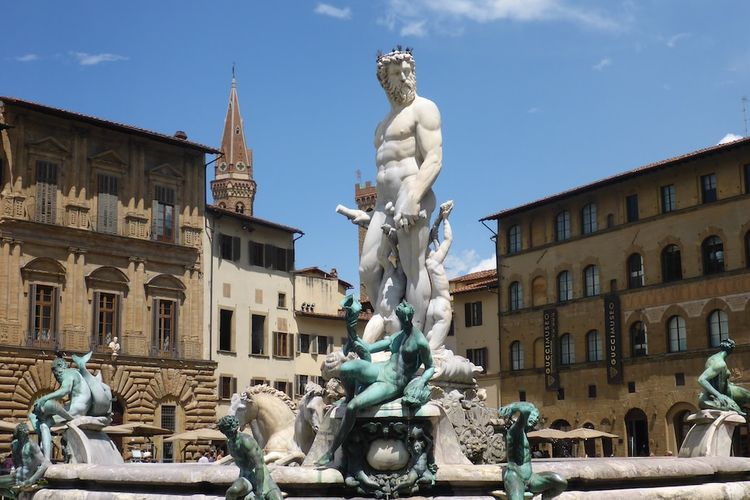 Patung Neptunus di Florence, Italia dirusak turis. 