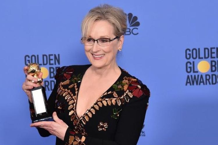 Aktris Meryl Streep berpose dengan penghargaan Cecil B DeMille pada Golden Globe Awards 2017 di The Beverly Hilton Hotel, Beverly Hills, California, Minggu (8/1/2017).