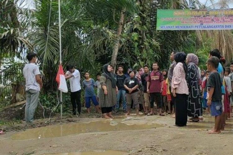 
Upacara Hari Lahir Pancasila digelar di tengah jalan rusak di Desa Gonting Malaha, Kecamatan Bandar Pulau, Kabupaten Asahan menggelar upacara di areal jalan rusak yang panjangnya berkisar puluhan kilometer, Rabu (1/6/2022). 