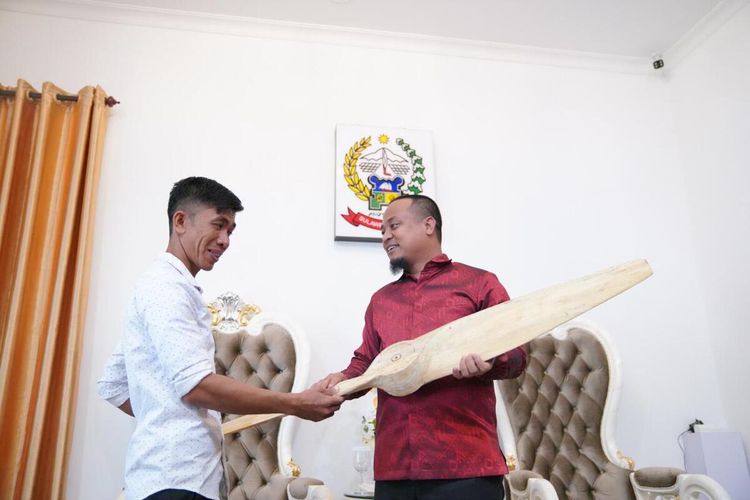 Chaerul, montir motor asal Kabupaten Pinrang yang berhasil membuat pesawat dari mesin motor menemui Wakil Gubernur Sulsel, Andi Sudirman Sulaiman di rumah jabatannya di Makassar, Jumat (17/1/2020).