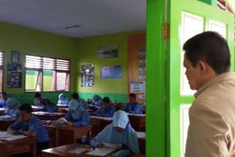 Wali Kota Pasuruan, Setiyono saat meninjau pelaksanaan Ujian Nasional di SMPN 9 Kota Pasuruan, Jawa Timur, Senin (9/5/2016).