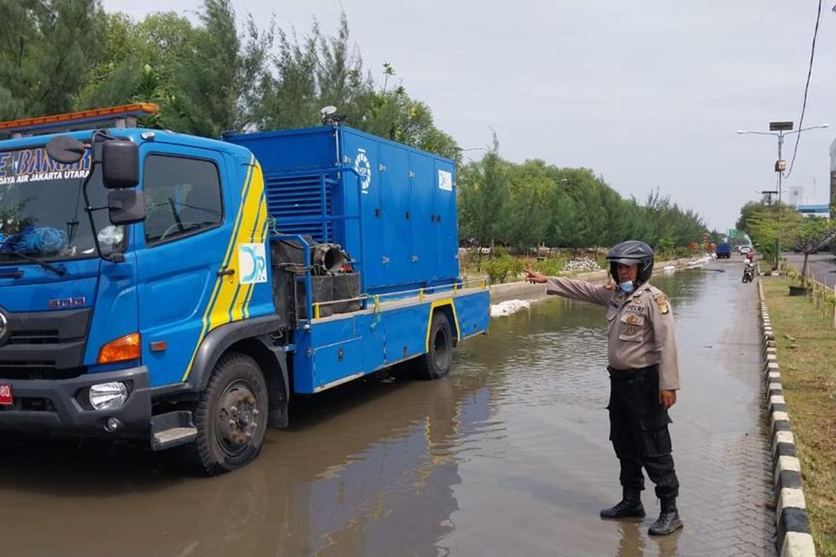 Banjir rob menggenangi tiga ruas jalan di kawasan Pelabuhan Perikanan Samudera Nizam Zachman Muara Baru, Penjaringan, Jakarta Utara pada Kamis (3/11/2022). 