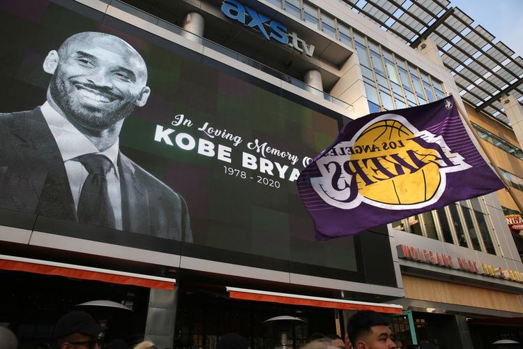 Sebuah gambar dipasang untuk mengenang legenda bola basket dari klub Los Angeles Lakers, Kobe Bryant.
