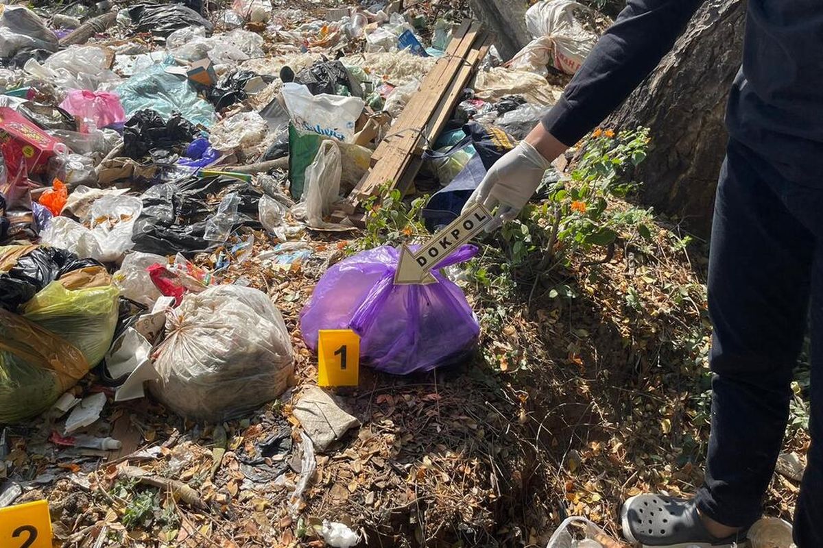 Kantong plastik warna ungu yang berisi jasad bayi perempuan ditemukan warga di lokasi pembuangan sampah di Jalan Metro Tanjung Bunga, Kecamatan Tamalate, Kota Makassar, Sulsel, Jumat (16/8/2024) pagi.