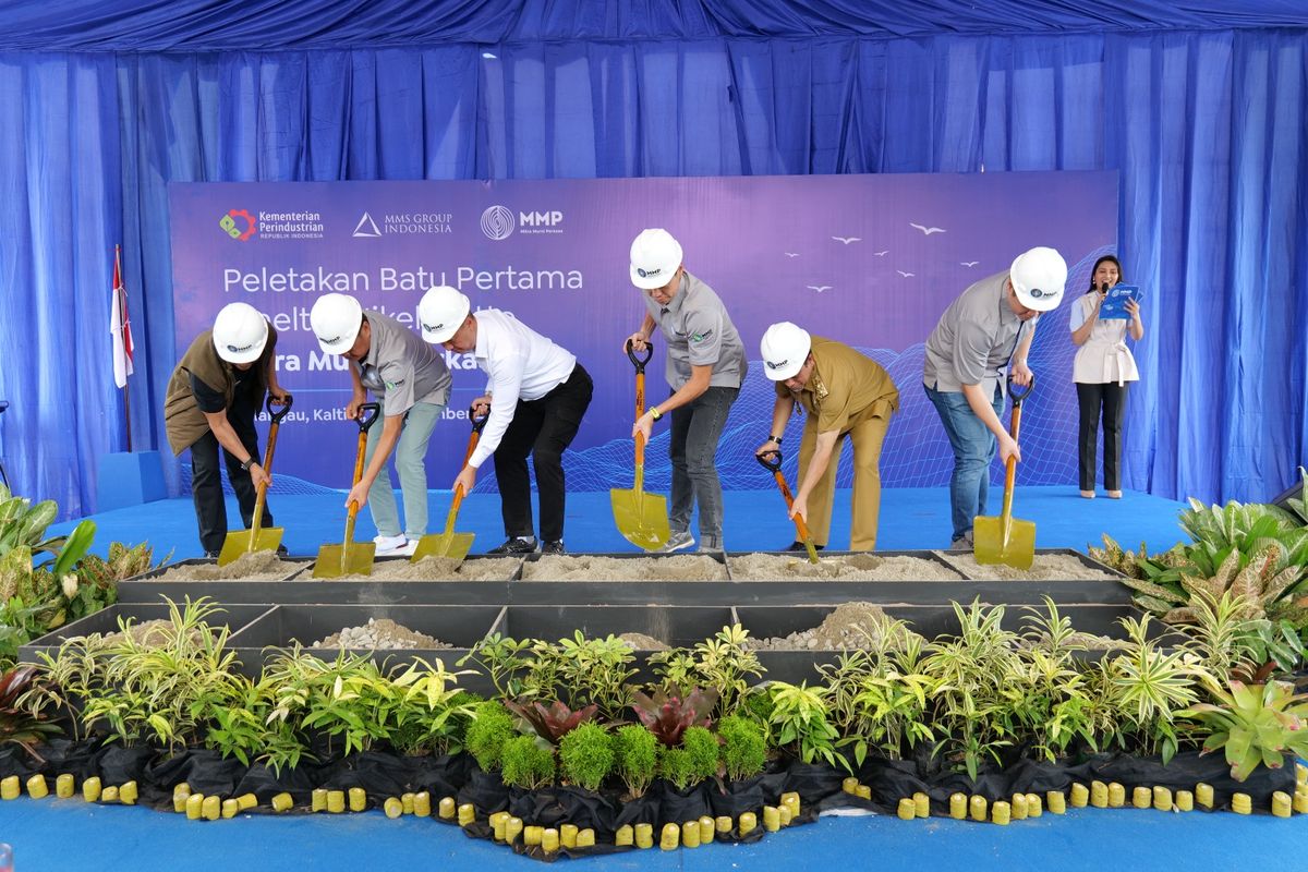 Menteri Perindustrian Agus Gumiwang Kartasasmita (baju putih) melakukan peletakkan batu pertama pembangunan smelter nikel matte PT Mitra Murni Perkasa, di Balikpapan, Kalimantan Timur, Jumat (15/9/2023).