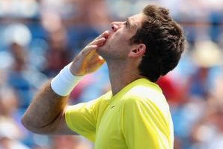 Petenis Amerika Serikat, Juan Martin del Potro merayakan kemenangannya atas Dmitry Tursunov dari Rusia, pada perempat final Western & Southern Open di Lindner Family Tennis Center, Cincinnati, Jumat (16/8/2013).