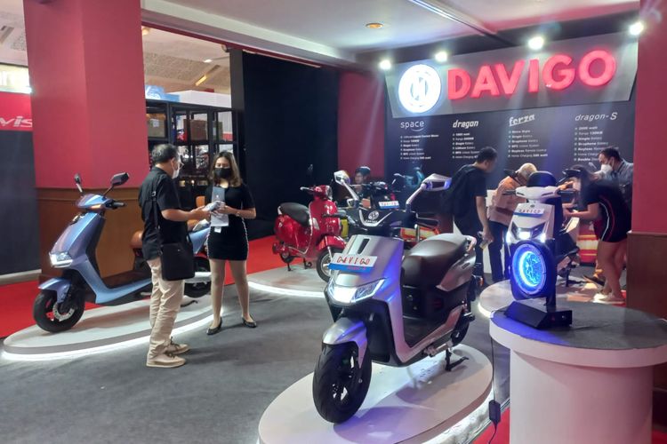 Booth motor listrik Davido pada Indonesia International Motor Show (IIMS) 2023 di JIExpo Kemayoran, Jakarta