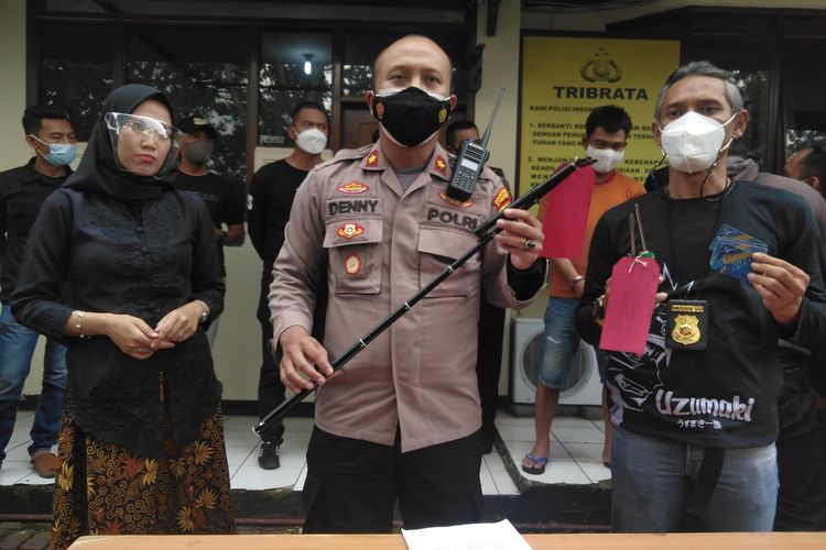 Polisi tengah memperlihatkan barang bukti tongsis yang digunakan pelaku untuk mengganjal ATM saat curi uang di mesin ATM di kompleka militer di Bandung. Pelaku ditangkap karena kedapatan oleh anggota TNI.