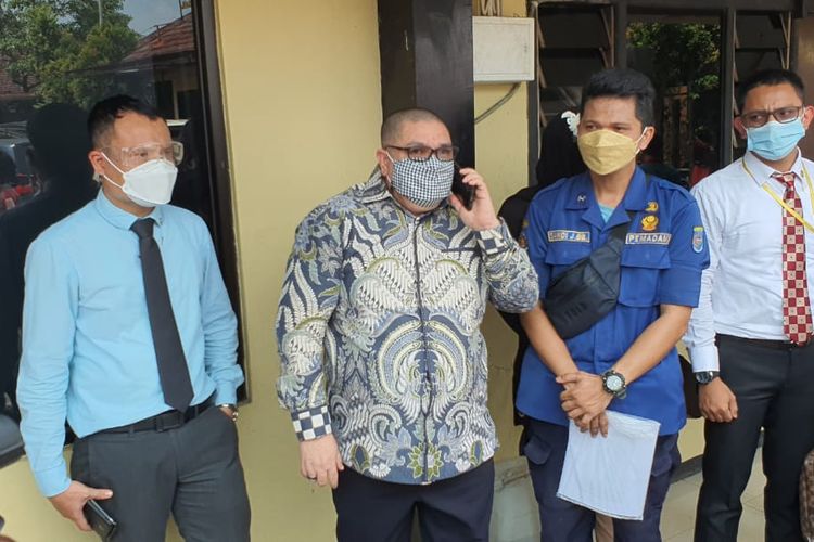 Sandi Butar Butar (kanan), anggota Dinas Pemadam Kebakaran Kota Depok yang mengungkap dugaan korupsi di instansinya, hari ini, Senin (26/4/2021) memenuhi panggilan penyidik Polres Metro Depok bersama kuasa hukumnya, Razman Nasution (tengah).