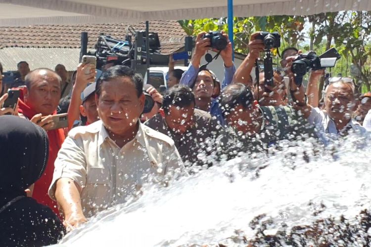 Menteri Pertahanan Republik Indonesia Prabowo Subianto saat mengunjungi sumur bor di Kalurahan Wareng, Wonosari, Gunungkidul, DI Yogyakarta. Rabu (9/8/2023)