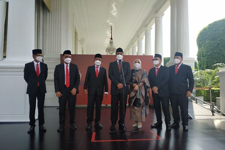 Anggota KPU periode 2022-2027 saat memberikan keterangan pers usai pelantikan di Istana Negara, Selasa (12/4/2022).