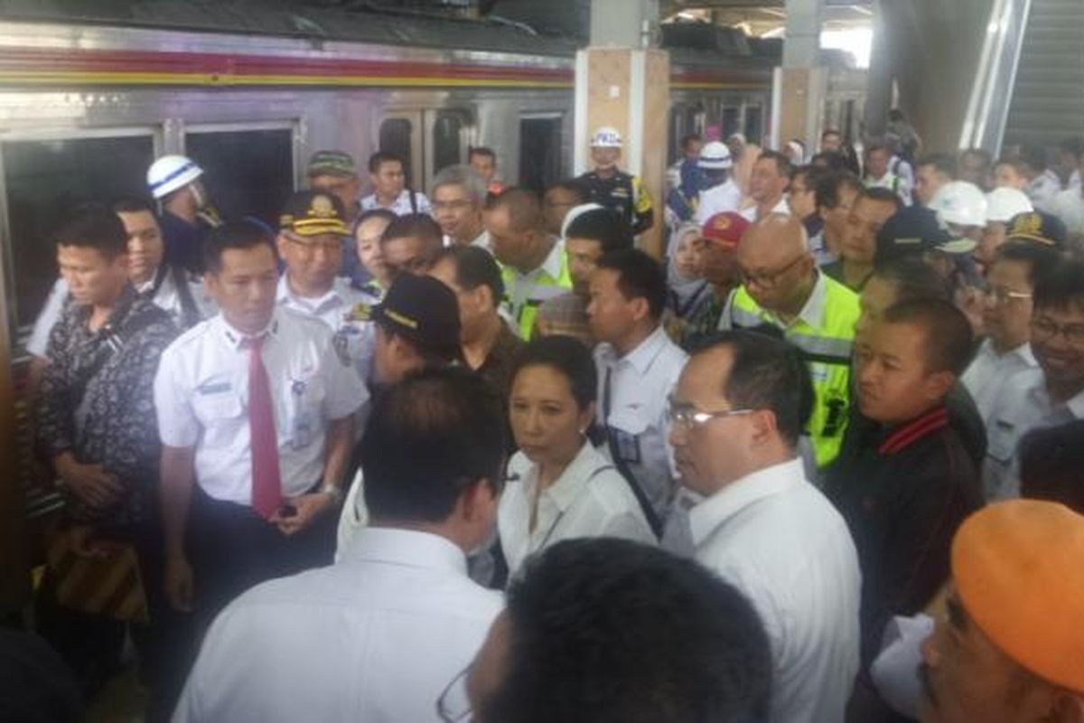 Menteri Perhubungan Budi Karya dan Menteri BUMN Rini Sumarno Tinjau Pembangunan MRT  dan Kereta Api Bandara, Minggu (12/3/2017)