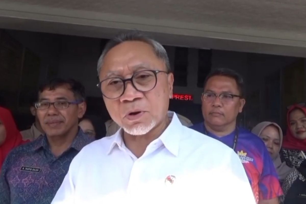 Menteri Koordinator Bidang Pangan, Zulkifli Hasan (Zulhas) kunjungan di SMA Negeri 1 Semarang, Jawa Tengah, Kamis (23/4/2026).