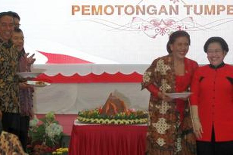 Ketua Umum PDI-P Megawati Soekarnoputri menyerahkan tumpeng kepada Menteri KKP Susi Pudjiastuti disaksikan Presiden Joko Widodo, politisi PDI-P sekaligus Menteri Dalam Negeri Tjahjo Kumolo dan Wakil Presiden Jusuf Kalla (kiri ke kanan) saat acara Peringatan HUT ke-42 PDI-P di kantor DPP PDI-P, Lenteng agung, Jakarta, Sabtu (10/1/15). Acara tersebut juga dihadiri para menteri Kabinet Kerja serta pengurus dan kader PDI-P.