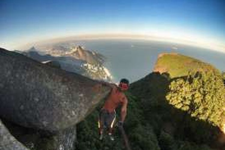Hugo Gonçalves melakukan selfie ekstrem di gunung Pedra da Gavea, Brasil. 