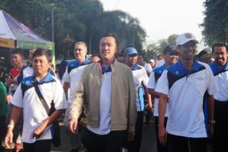 Menteri Pemuda dan Olahraga (Menpora) Imam Nahrawi, saat ikut jalan santai dalam rangka hari ibu di Kabupaten Bondowoso, Jawa Timur, Minggu (21/12/2014).