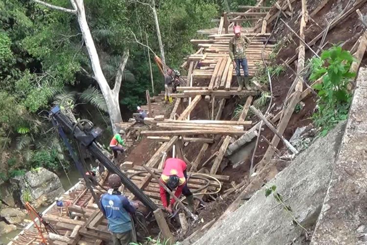 Pekerja dari Kementerian PUPR tengah membangun tembok penahan tanah di tebing kawasan Cadaspangeran, Sumedang, Jawa Barat, belum lama ini. Di musim penghujan, kawasan ini paling rawan bencana longsor.