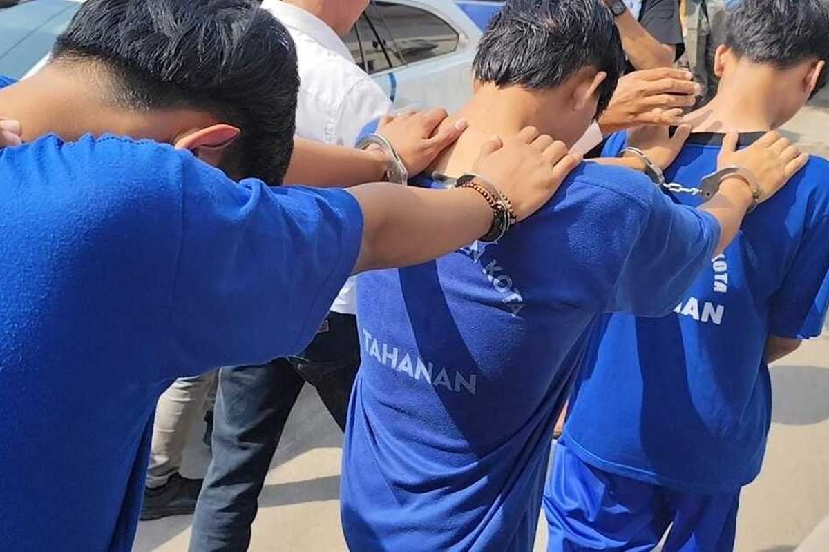 Kapolres Cirebon Kota AKBP Eko Iskandar menunjukan tiga pelaku dan barang bukti kasus pembunuhan di Mapolres Cirebon Kota pada Kamis (21/8/2025) siang.