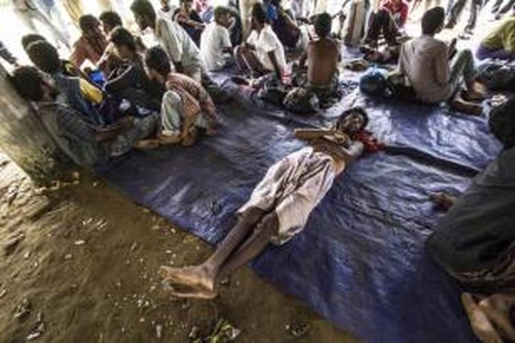 Imigran asal Myanmar dan Bangladesh menunggu di tenda darurat di Desa Matang Raya, Baktya, Aceh Utara, 10 Mei 2015. Sebanyak 469 orang asal Myanmar dan Bangladesh terdampar di perairan utara Aceh.