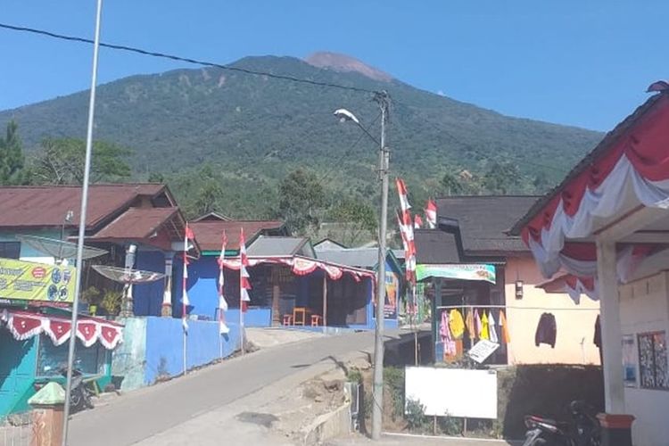 Kondisi Gunung Slamet terlihat jelas dari sekitar Pos Pendakian Bambangan, Kabupaten Purbalingga, Jawa Tengah, Jum'at (16/82019).