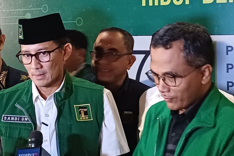 Ketua Badan Pemenangan Pemilu (Bappilu) Nasional Partai Persatuan Pembangunan (PPP) Sandiaga Uno (kiri) saat ditemui wartawan di kawasan Kebayoran Baru, Jakarta Selatan, Kamis (28/12/2023).