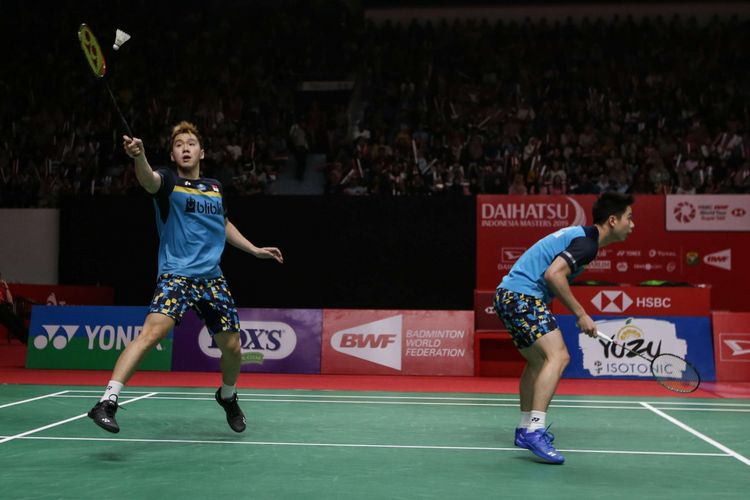 Ganda putra Indonesia, Marcus Fernaldi Gideon dan Kevin Sanjaya Sukamuljo bertanding melawan ganda putra Denmark, Kim Astrup dan Andreas Skaarup Rasmussen pada pertandingan semifinal Daihatsu Indonesia Masters 2019 di Istora Senayan, Jakarta, Sabtu (26/1/2019). Marcus Fernaldi Gideon dan Kevin Sanjaya Sukamuljo melaju ke babak final setelah menang 21-19 dan 21-13.